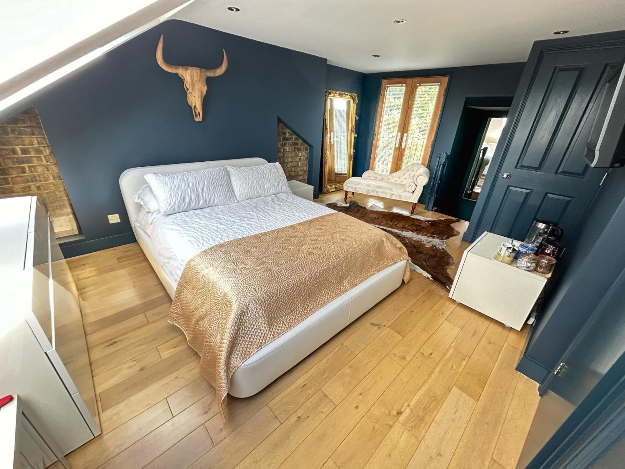The Crown Loft Ensuite Luxury Accomodation Kingston upon Thames  Dış mekan fotoğraf
